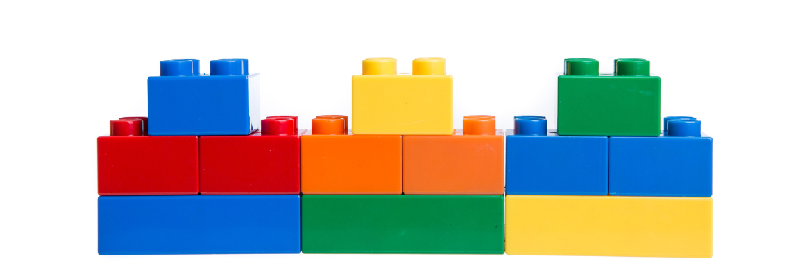 Man sieht drei bunte Legosteine.